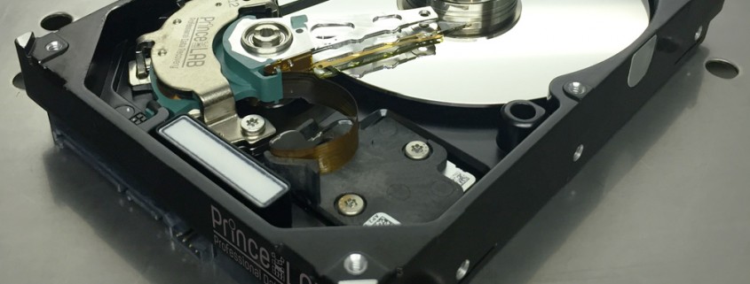 PRINCELAB SRL • Hard Disk aperto in Camera Bianca per la lavorazione in sicurezza